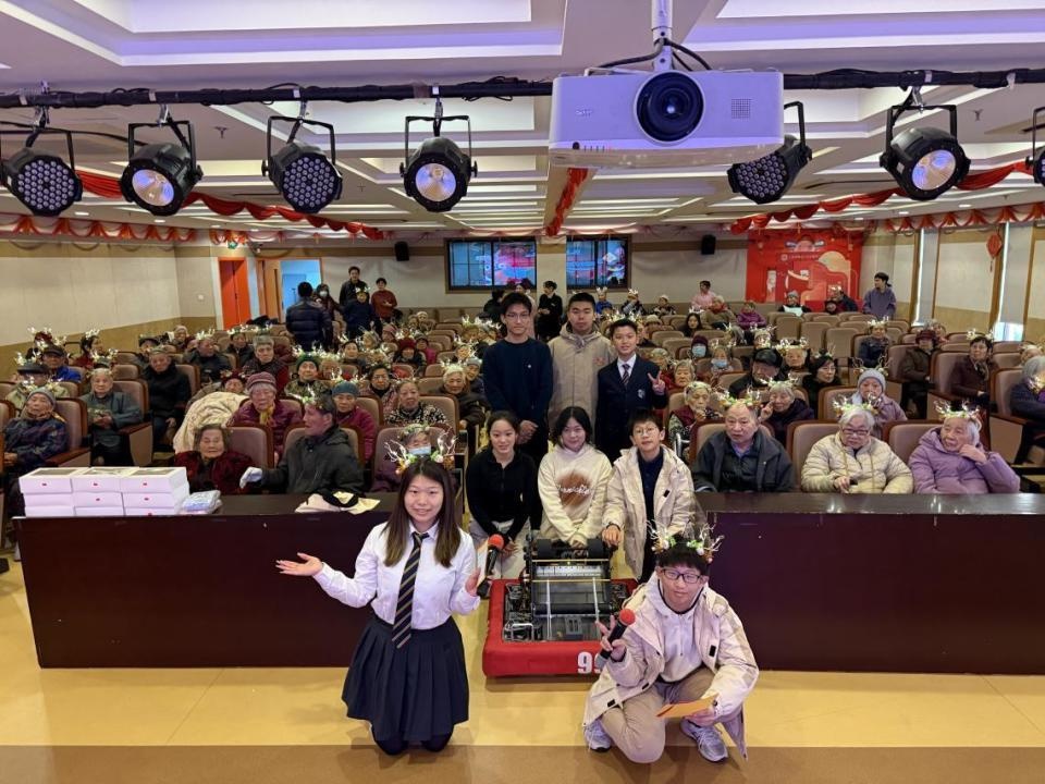 90岁老人爆改机器人，2024新款甜甜蜜蜜送祝福，全球顶级赛事再创奇迹  第4张