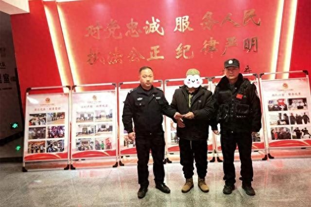 9000元现金路边捡到，年轻女孩拾金不昧，警察叔叔帮忙找到失主，温暖人心