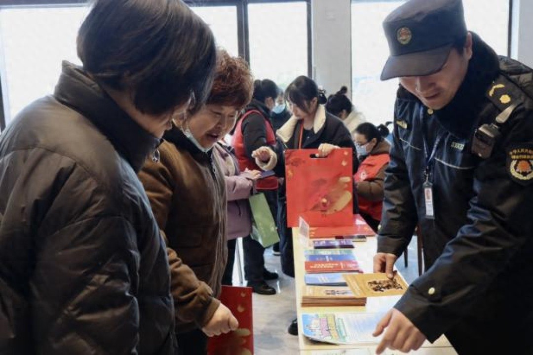 执法者变暖心服务者，冬日里的法律温暖传递，社区乐章谱写新篇章  第1张