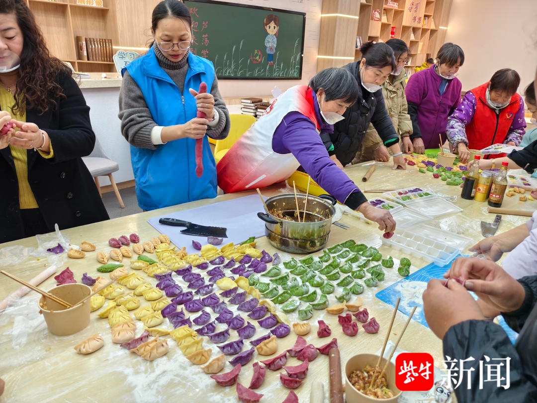 冬至暖心活动：五彩饺子皮寓意吉祥，志愿者巧手包出幸福味道  第2张