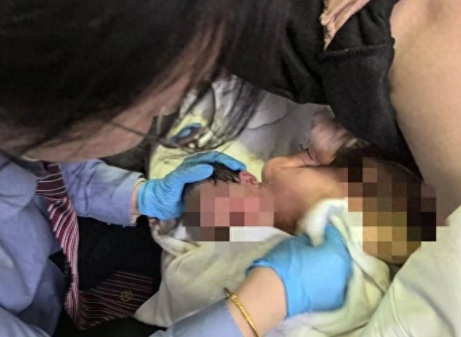 惊险！孕妇列车上突然临产，列车员和旅客联手搭建临时产房，母子平安