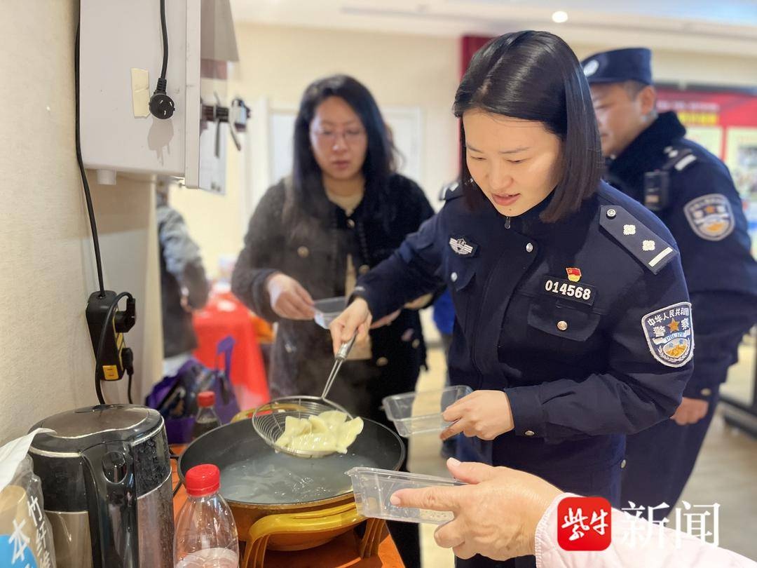 冬至大如年，南京社区民警亲自上阵包饺子，温馨场面让人感动  第2张