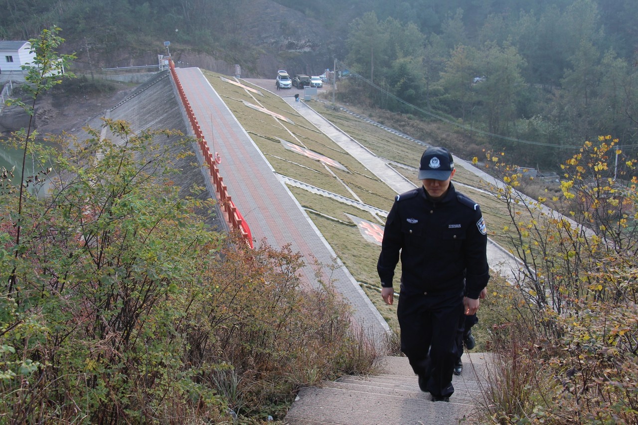 冬季森林防火关键期：生态巡警守护芝英镇，驴友需警惕易燃物品与垃圾处理  第3张