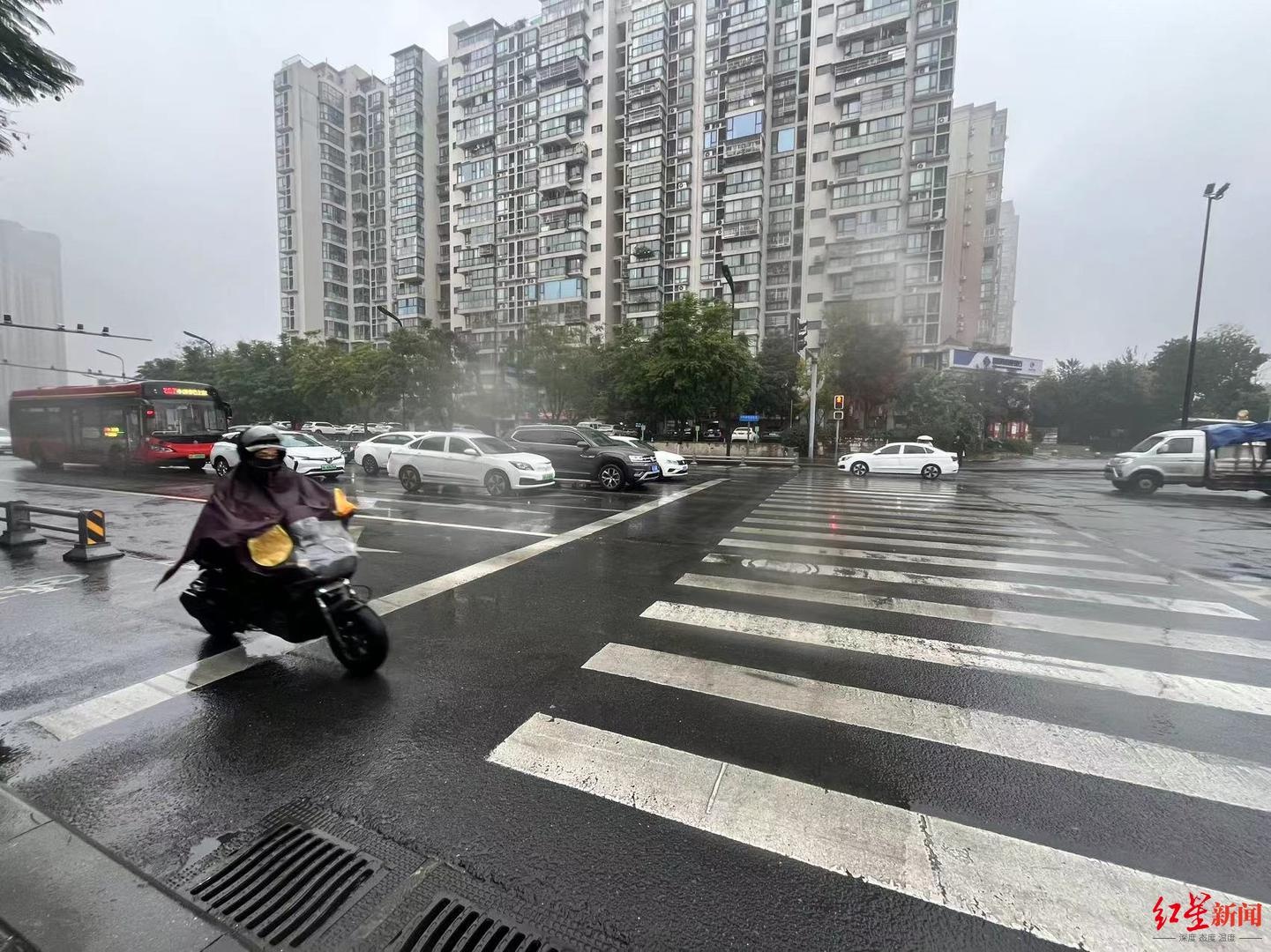 成都路口惊现行人绿灯与左转灯同时亮起，安全隐患大揭秘  第2张