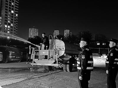 渣土车夜间忙碌，城东区城管局开展夜查行动，守护城市环境  第1张