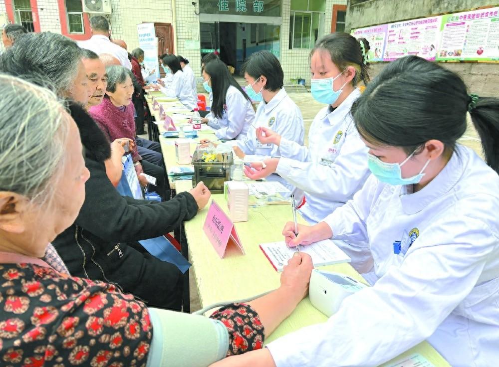 18 名医护驱车 1 小时，只为给他们送去健康  第1张