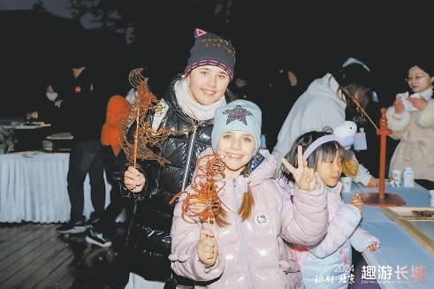 外籍友人背长城砖登长城，感受中华传统文化魅力  第2张