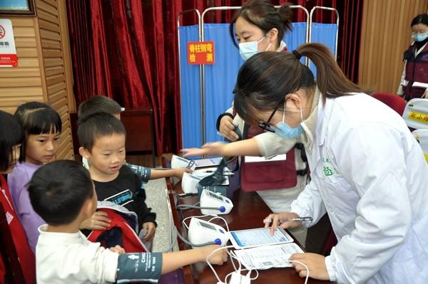 张家界一小学 500 多名学生接受健康监测，你家孩子检查了吗？  第2张