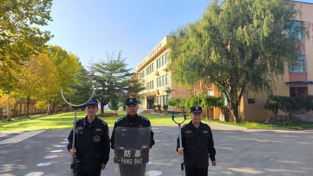 突发！济南一小学遭不法分子闯入，警方紧急出动  第1张