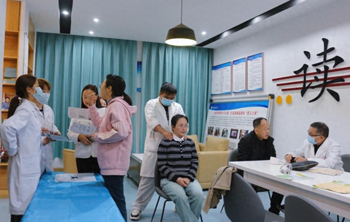 秋意渐浓，沁园中学送教师温情健康大礼，中医专家团队三天诊疗，让健康常伴