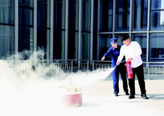 东营港消防救援大队走进综保区，百余名工作人员齐学防火锦囊  第1张