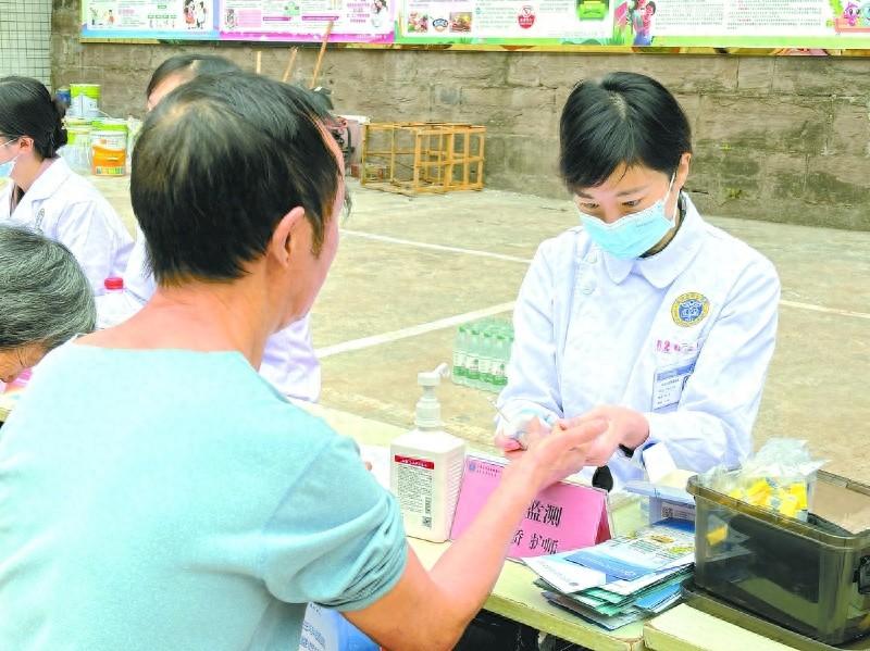 18 名医护人员驱车 1 小时，只为给这个镇的居民做这件事  第1张