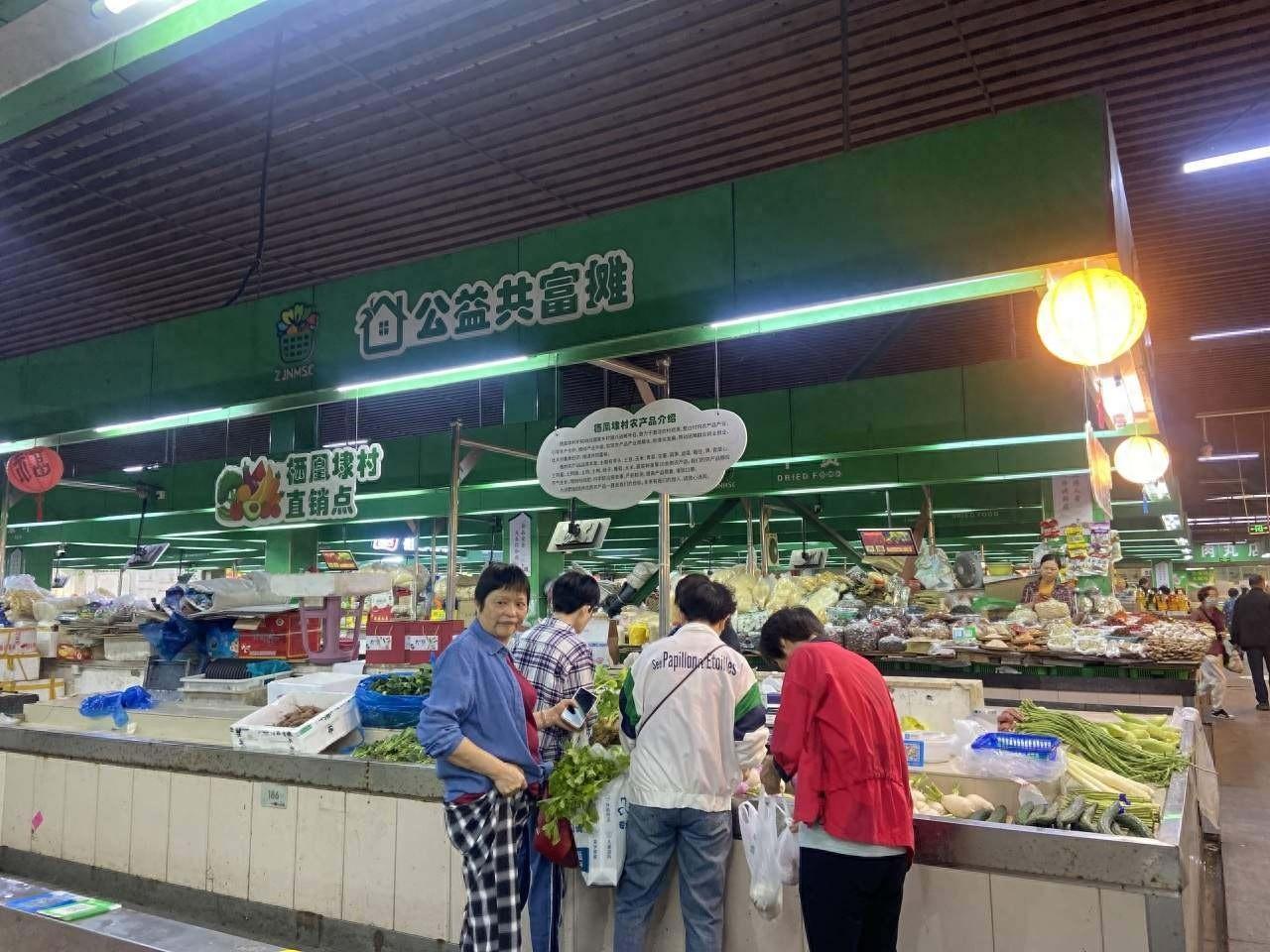 10 月 24 日上午，记者直击！南湖区这个摊位为何备受农户好评、市民青睐？  第1张