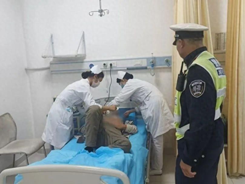 车辆停路口一动不动，辅警发现异常，接下来发生的事让人……  第1张