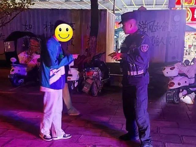 车辆停路口一动不动，辅警发现异常，接下来发生的事让人……  第2张