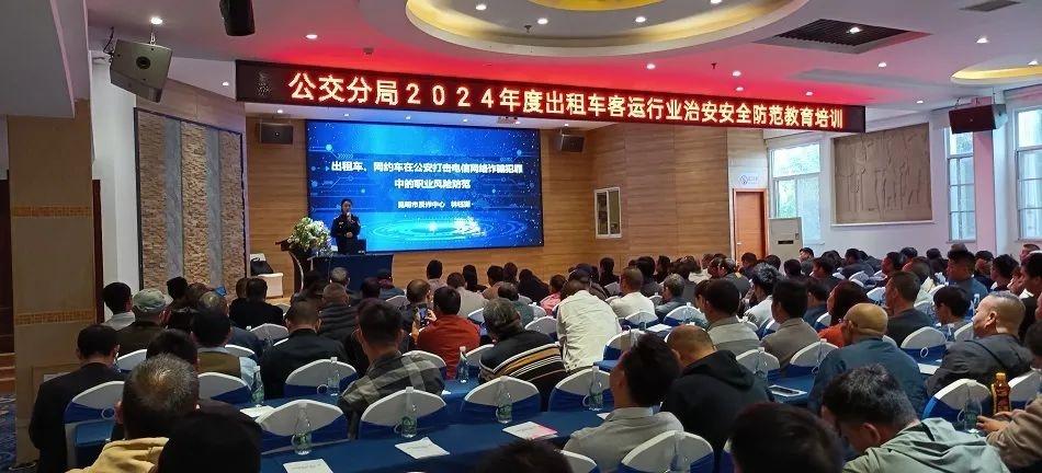 车辆停路口一动不动，辅警发现异常，接下来发生的事让人……  第4张