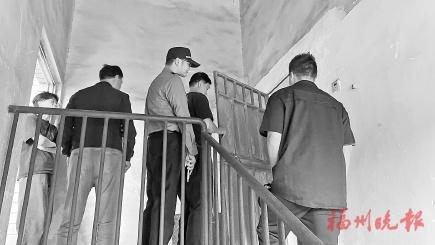 晋安区执法部门拆除埠兴新苑小区楼顶隔热层违建，保障居民安全  第1张