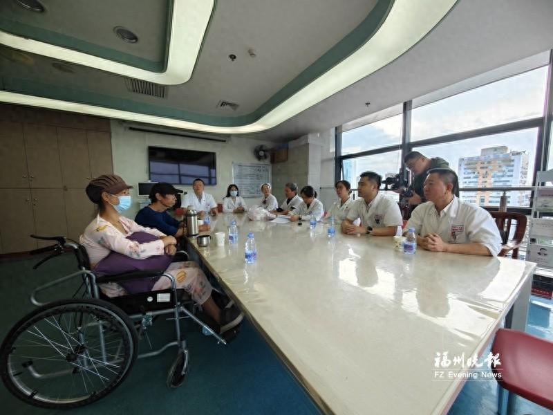 省立专家会诊锅盔阿姨，大学生排队买饼尽一饼之力  第1张
