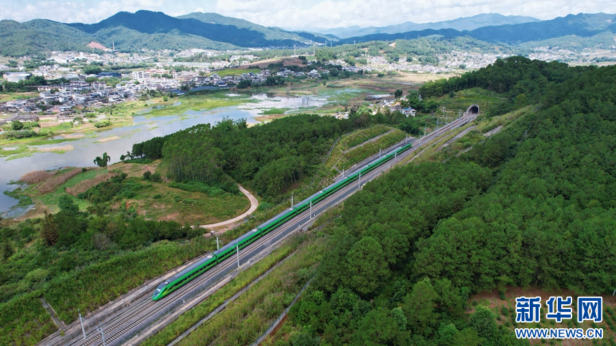 中老铁路旅客列车累计开行突破 6 万列，发送旅客 4120 万人次  第1张
