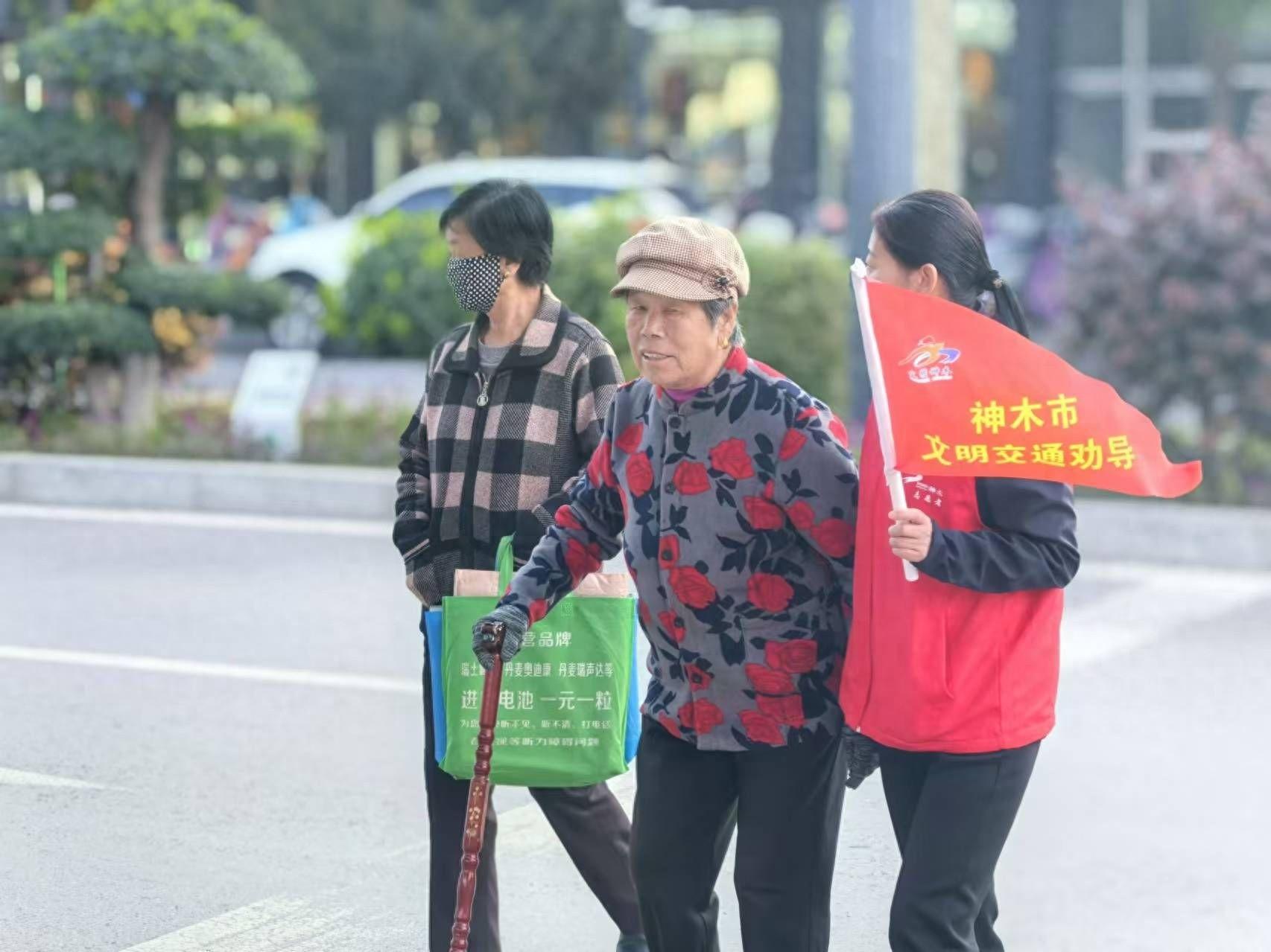 5 天！陕煤龙华矿业公司青年志愿者传递文明交通理念，你参与了吗？  第1张