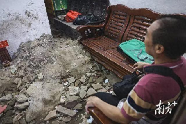 寻宝人竟猖狂到挖宝挖到别人家里，地面被挖裂  第1张