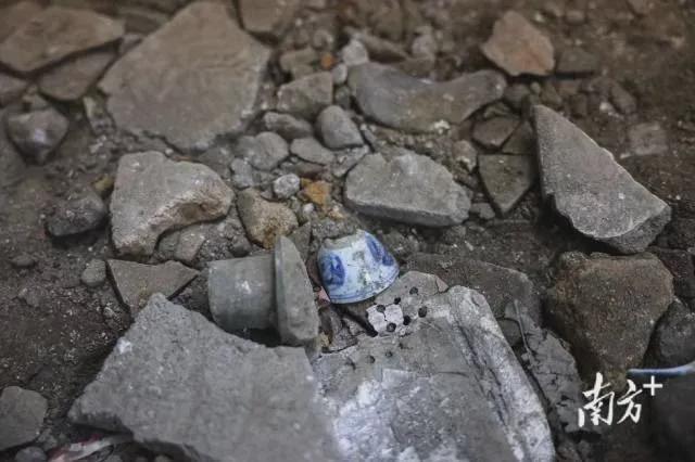 寻宝人竟猖狂到挖宝挖到别人家里，地面被挖裂  第2张