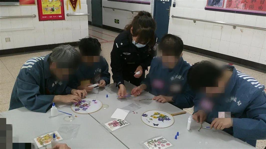 大老粗也有独到审美？看民警如何带她开启新生之路  第3张