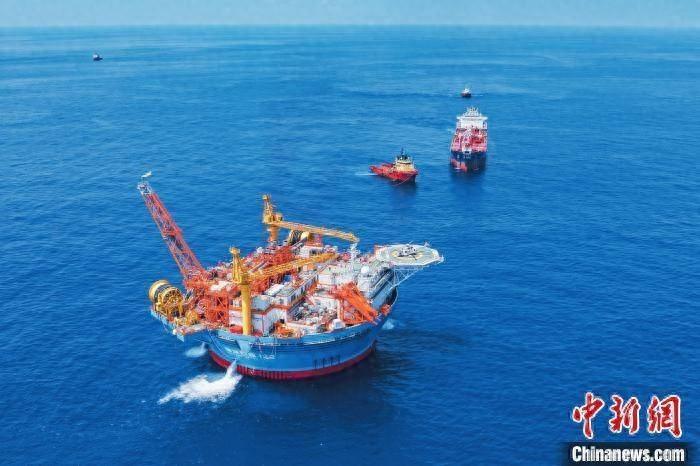中国自主设计建造的亚洲首艘圆筒型 FPSO 成功完成首船原油外输作业