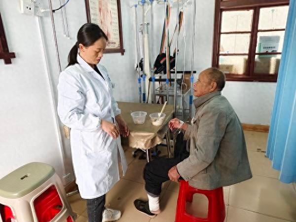 76 岁老人住院，医护人员竟变身卖菜员，原因让人泪目