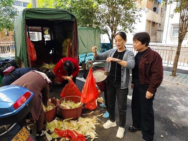 76 岁老人住院，医护人员竟变身卖菜员，原因让人泪目  第2张