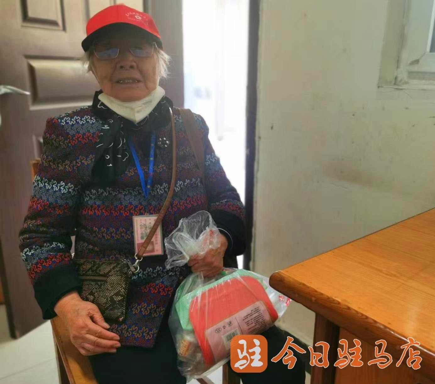 九旬老人遗失 4000 多元现金和物品，公交车长拾金不昧获赞誉  第2张