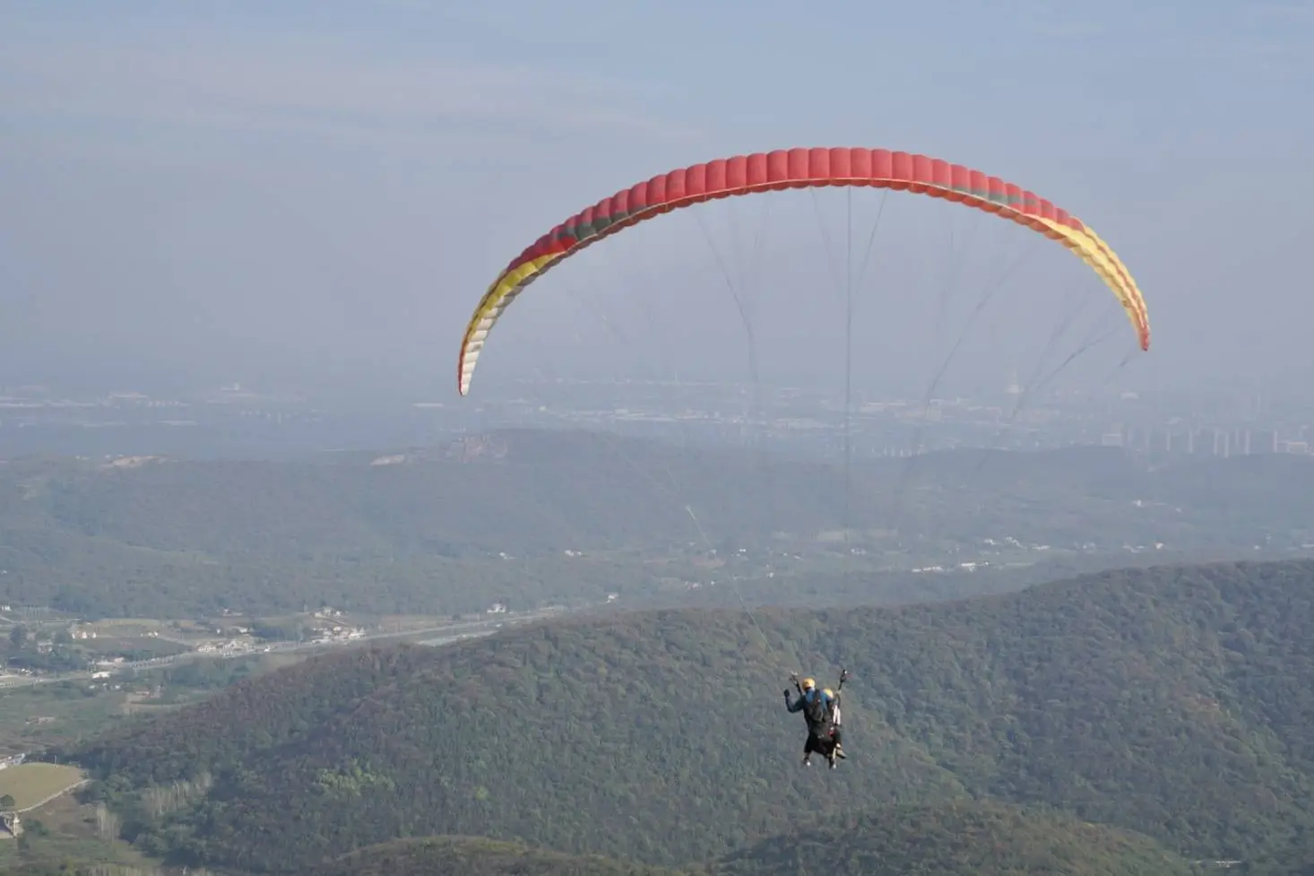 快来荆门！亚洲最大人工滑翔伞降落场等你体验，感受飞翔的激情与浪漫  第1张