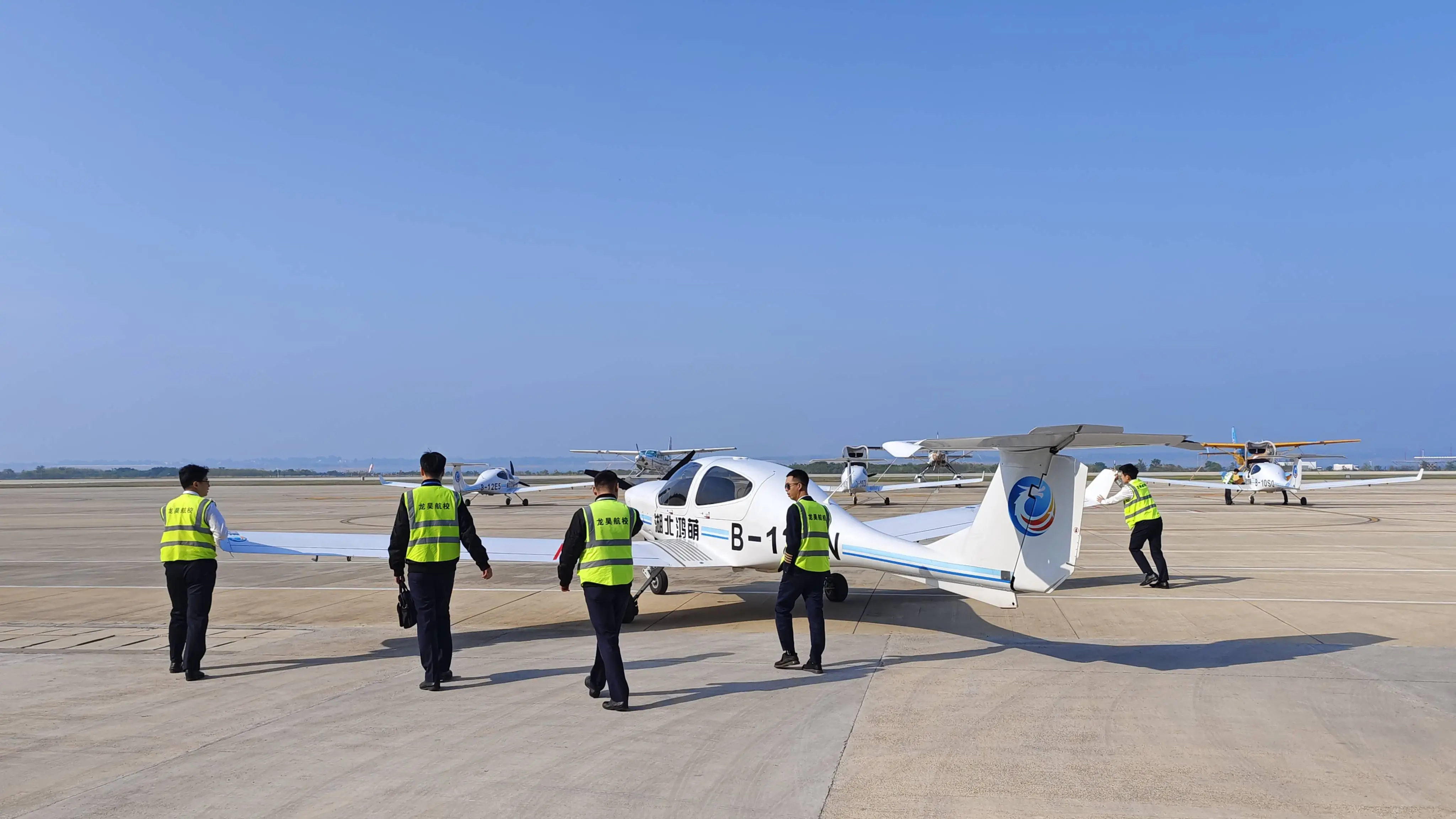 快来荆门！亚洲最大人工滑翔伞降落场等你体验，感受飞翔的激情与浪漫  第3张