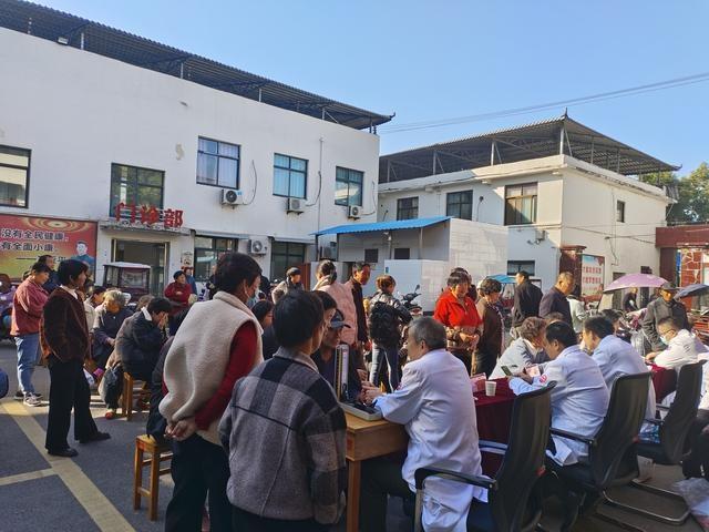 152 医院专家下乡义诊，普及健康知识，现场火爆  第2张