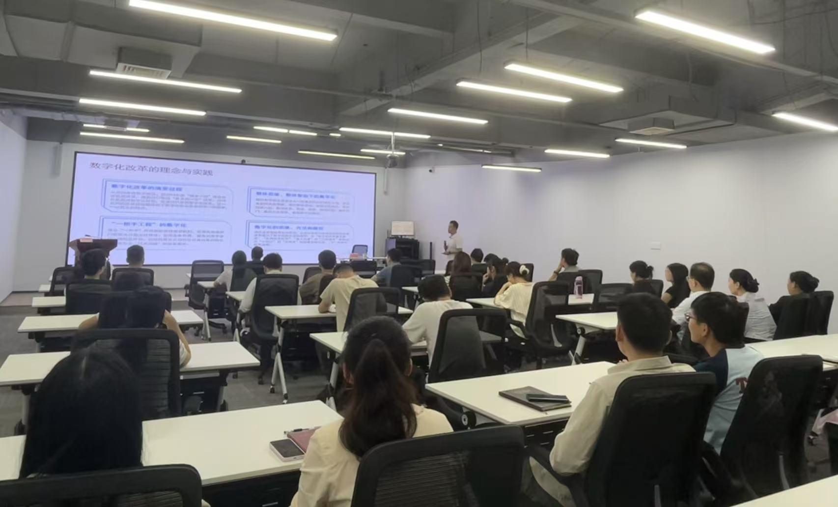 九江市行政审批局持续开展年轻干部每周一课，优化营商环境政务服务质效  第2张