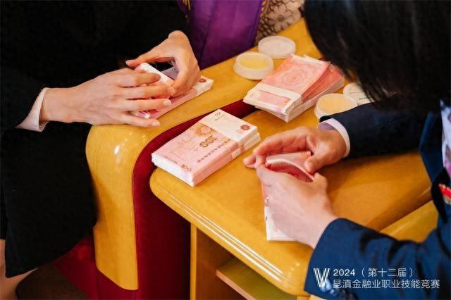 银行点钞大赛，选手手指翻飞如行云流水，场面震撼  第1张