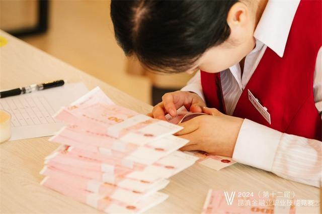 银行点钞大赛，选手手指翻飞如行云流水，场面震撼  第2张