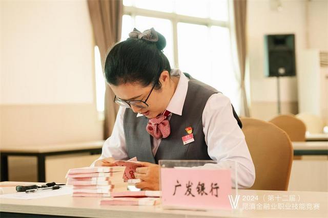 银行点钞大赛，选手手指翻飞如行云流水，场面震撼  第3张