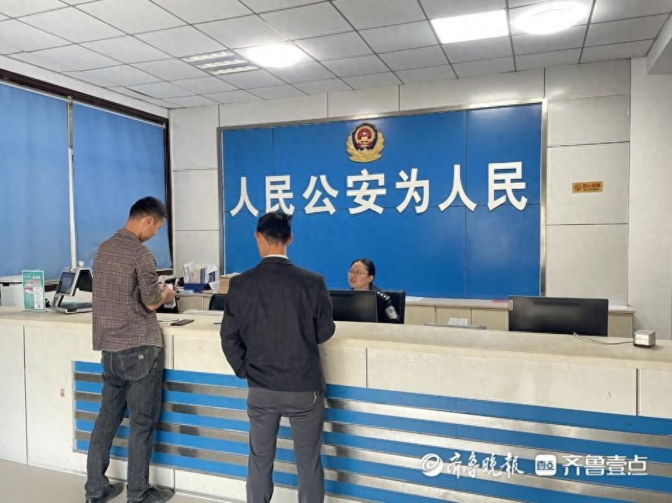 户籍民警下班前的加急服务，让群众不再急得团团转