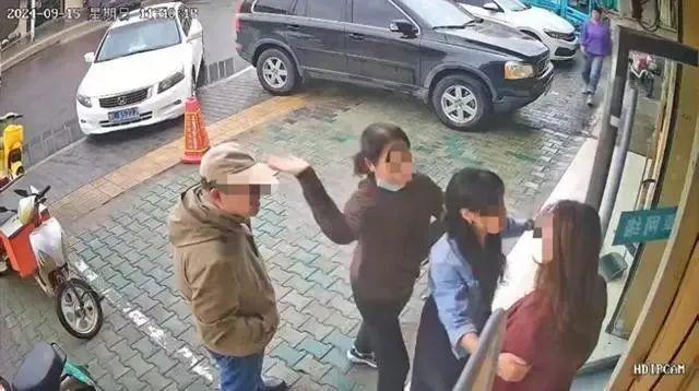 27 岁女子被公职夫妇打骨折，40 万私了遭拒，你怎么看？  第2张