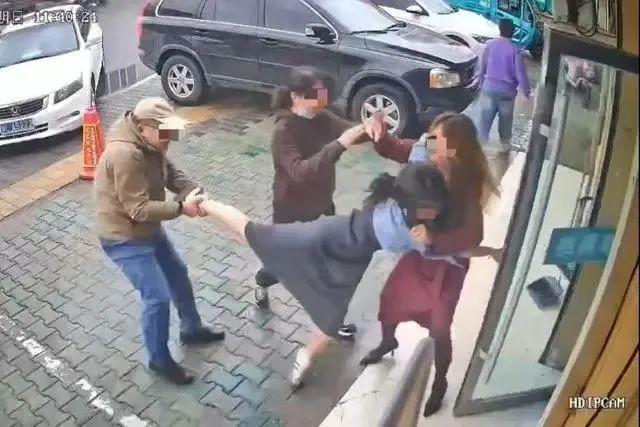 27 岁女子被公职夫妇打骨折，40 万私了遭拒，你怎么看？  第3张