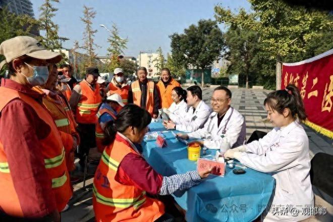 10 月 24 日，邯郸市第二医院为环卫工人义诊，致敬城市美容师  第1张