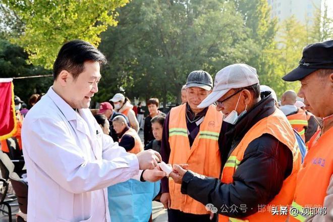 10 月 24 日，邯郸市第二医院为环卫工人义诊，致敬城市美容师  第2张