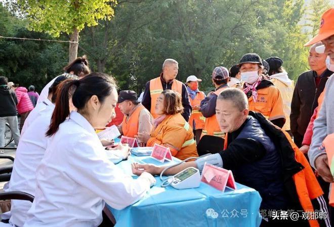 10 月 24 日，邯郸市第二医院为环卫工人义诊，致敬城市美容师  第4张