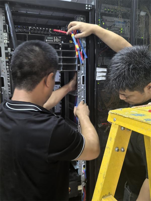霜降寒天，他们却在街头巷尾为网络畅通奔波，你知道吗？  第4张