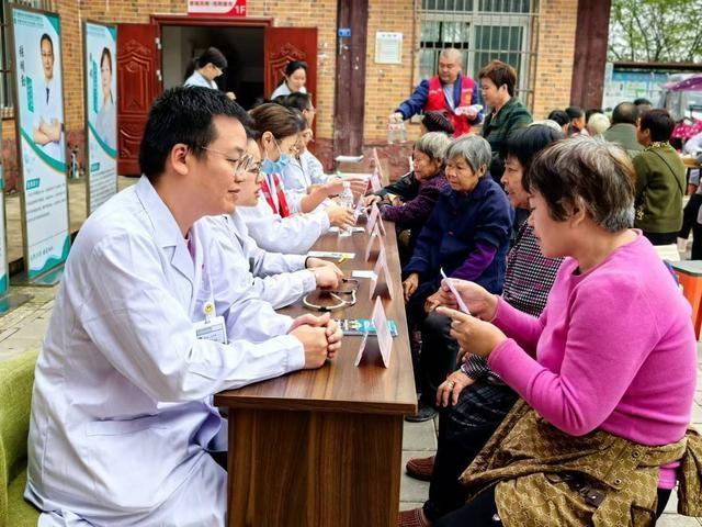 13 位专家走进成都东部新区，义诊活动送健康  第2张