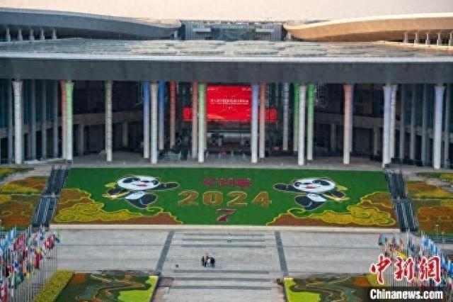 第七届进博会场馆景观装饰全面定妆，色彩优化，喜庆热烈  第1张