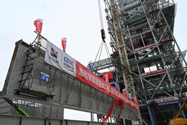 浙能台二电二期扩建工程 3 号机组锅炉首根大板梁顺利吊装就位  第1张