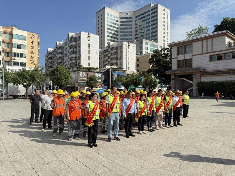 石岩街道举办关爱环卫工人活动，30 名优秀环卫工作者获表彰  第2张