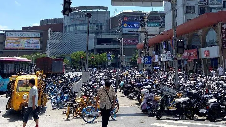 非机动车围城！城市空间有限，如何解决地铁站停放难题？  第1张